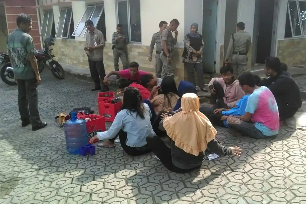 Pagi Hari 12 Remaja Terjaring Pesta Miras di Kontrakan