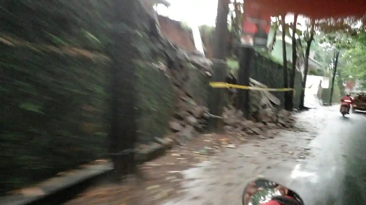 Tak Hanya Pohon Tumbang, Ada Dua Titik Longsor di Baregbeg Ciamis Saat Hujan Deras Melanda