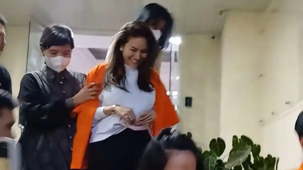 Artis Nikita Mirzani Ditahan! Diduga Peras Bos Skincare, Tebar Senyum saat Digiring Polisi