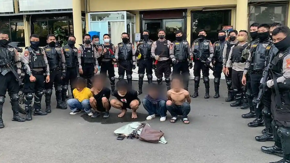 Hendak Tawuran, 5  Pemuda di Cengkareng Ditangkap Polisi, Barang Bukti 4 Celurit dan Samurai