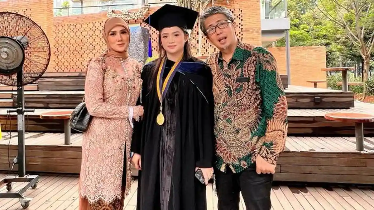 Potret Kompak Mulan Jameela dan Mantan Suami Hadiri Wisuda Sang Anak, Momen Harmonis Jadi Sorotan