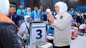 Khofifah-Lepas-Kloter-Pertama-Jemaah-Haji-Embarkasi-Surabaya.jpg