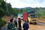 Sejumlah-truk-melintas-di-Jalan-Trans-Sulaw.jpg