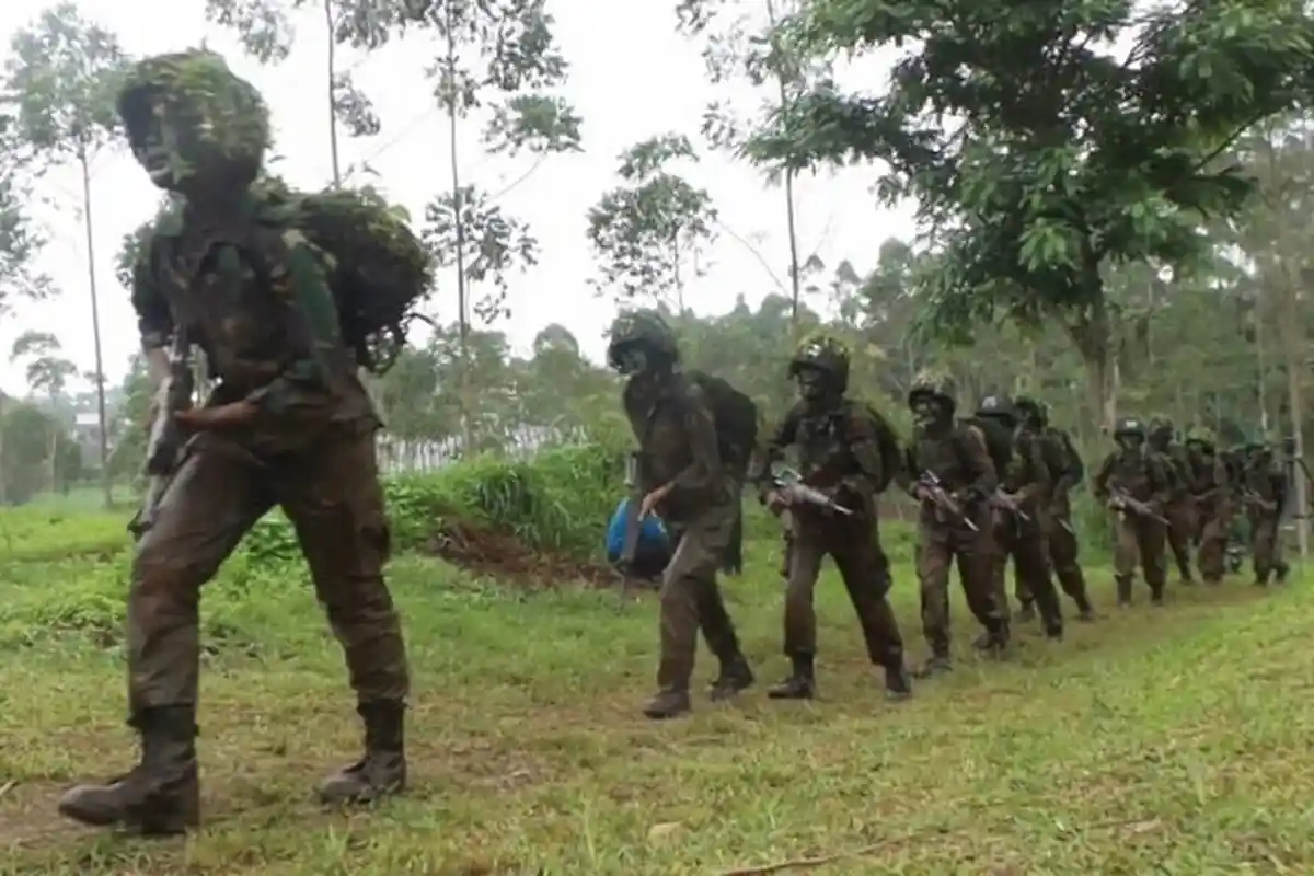 Diberondong Peluru, Prajurit Kowad Peluk Senapan M16 Sambil Berguling dan Merangkak Siap Hajar Musuh
