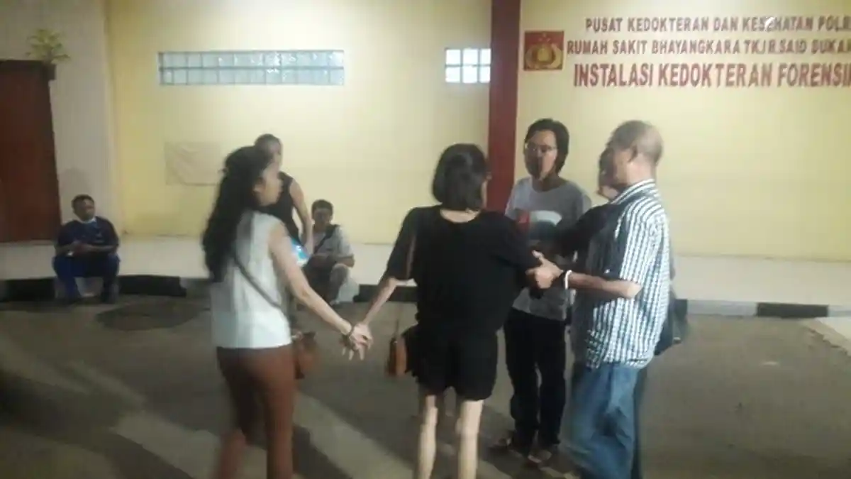 Istri Korban Perampokan di Daan Mogot Tak Kuasa Menahan Tangis