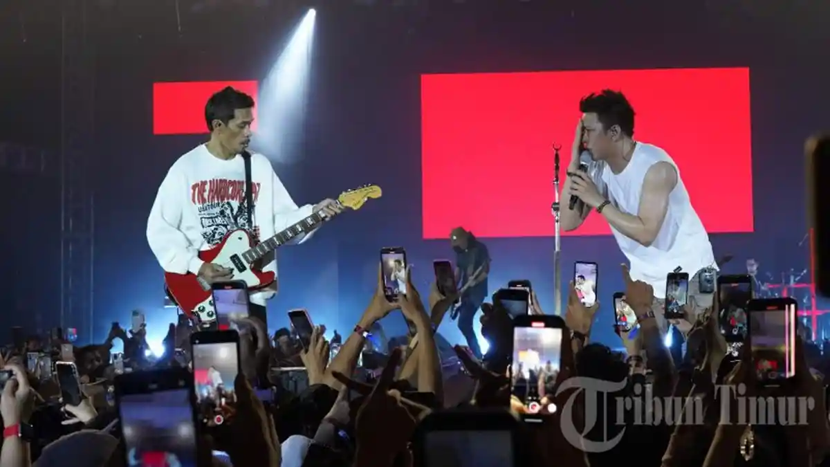 Aksi Panggung Noah Menghibur Warga Makassar - noahkonser14.jpg