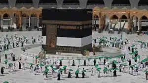 Jemaah-memegang-payung-untuk-melindungi-diri-dari-panas-tiba-di-Kabah.jpg