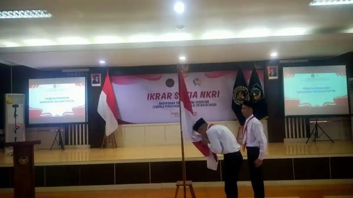 2 Narapidana Terorisme di Majalengka Ikrar Setia NKRI, Cium Bendera Merah Putih