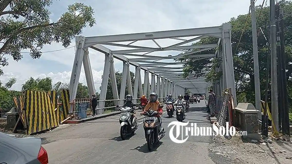 Buruh Bangunan Jembatan Mojo Demo, Singgung Walikota Solo Gibran Rakabuming
