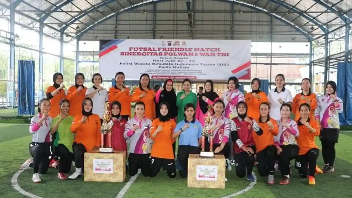 Sambut HUT ke-74 Polwan, Polwan Polda Kaltim Gelar Futsal Persahabatan Melawan Prajurit TNI Wanita