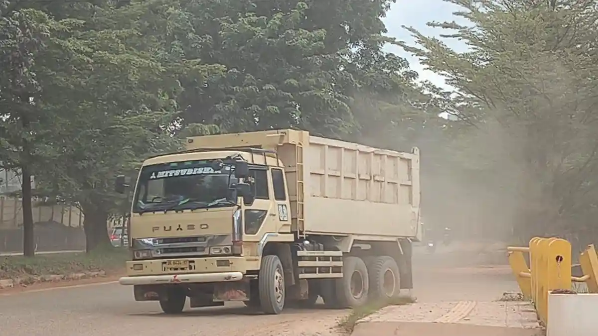 Kontainer Parkir Sembarangan Hingga Makan Ruas Jalan di Batu Ampar, Tiap Lewat Sana Warga Emosi