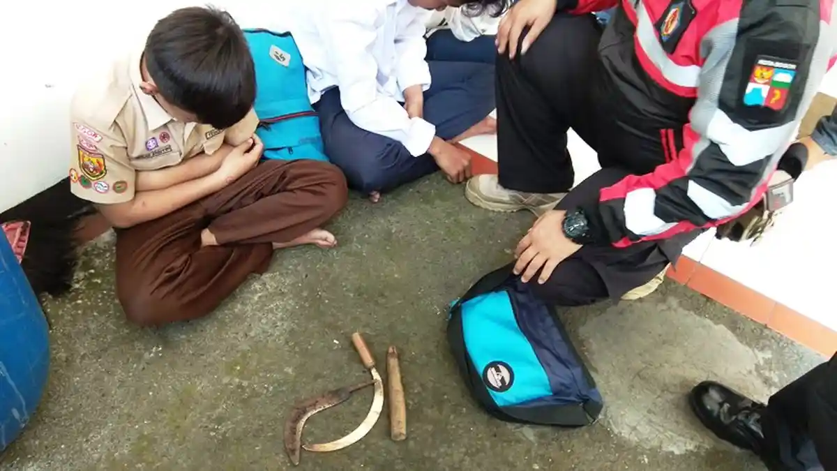 Tiga Pelajar SMP di Bogor Diamankan Satgas, Ditemukan Sajam dan Mulutnya Bau Alkohol