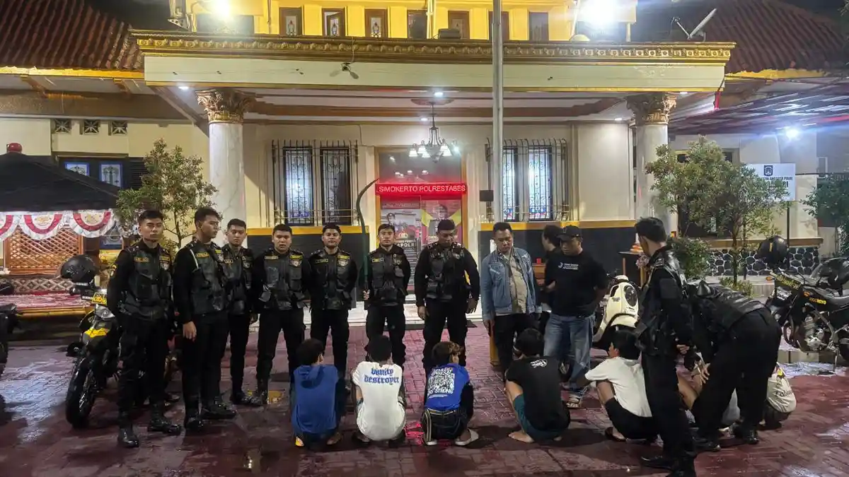Delapan Remaja Ditangkap saat Perang Sarung di Surabaya, Bawa Celurit Sepanjang 1,5 Meter