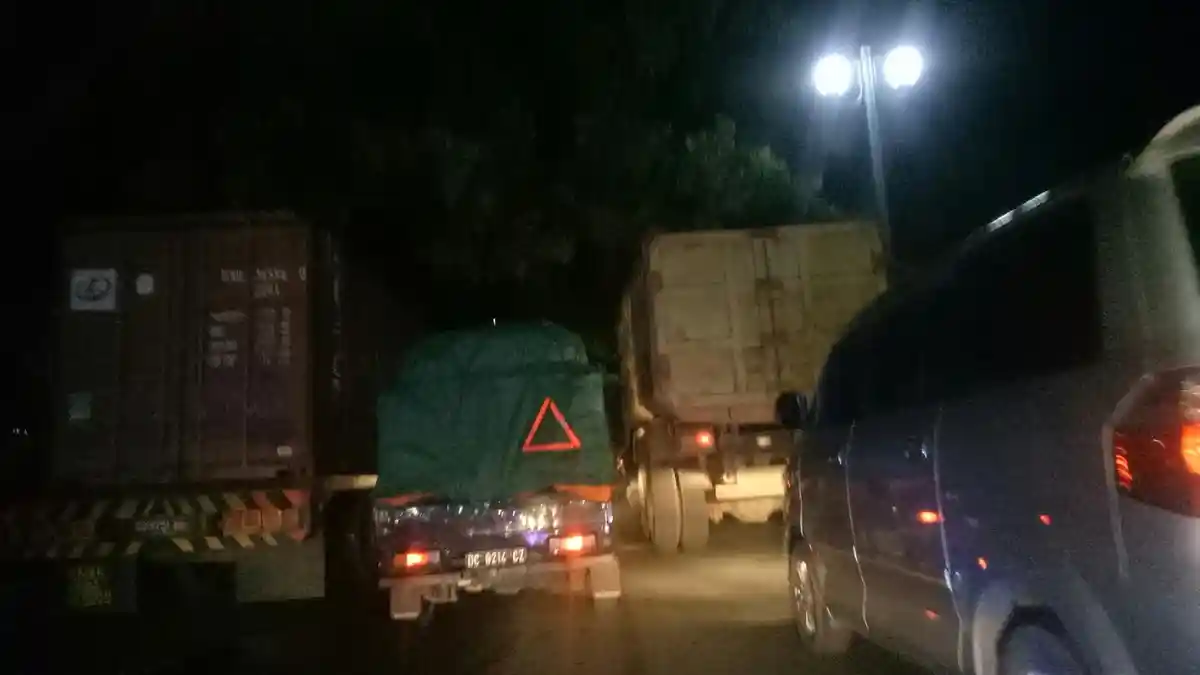 Truk Parkir di Badan Jalan Bikin Macet Maccopa Maros