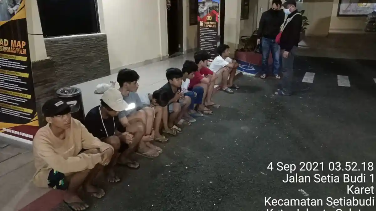 Niat 8 ABG Berfoto Pakai Celurit di Epicentrum Jaksel Malah Berakhir di Kantor Polisi
