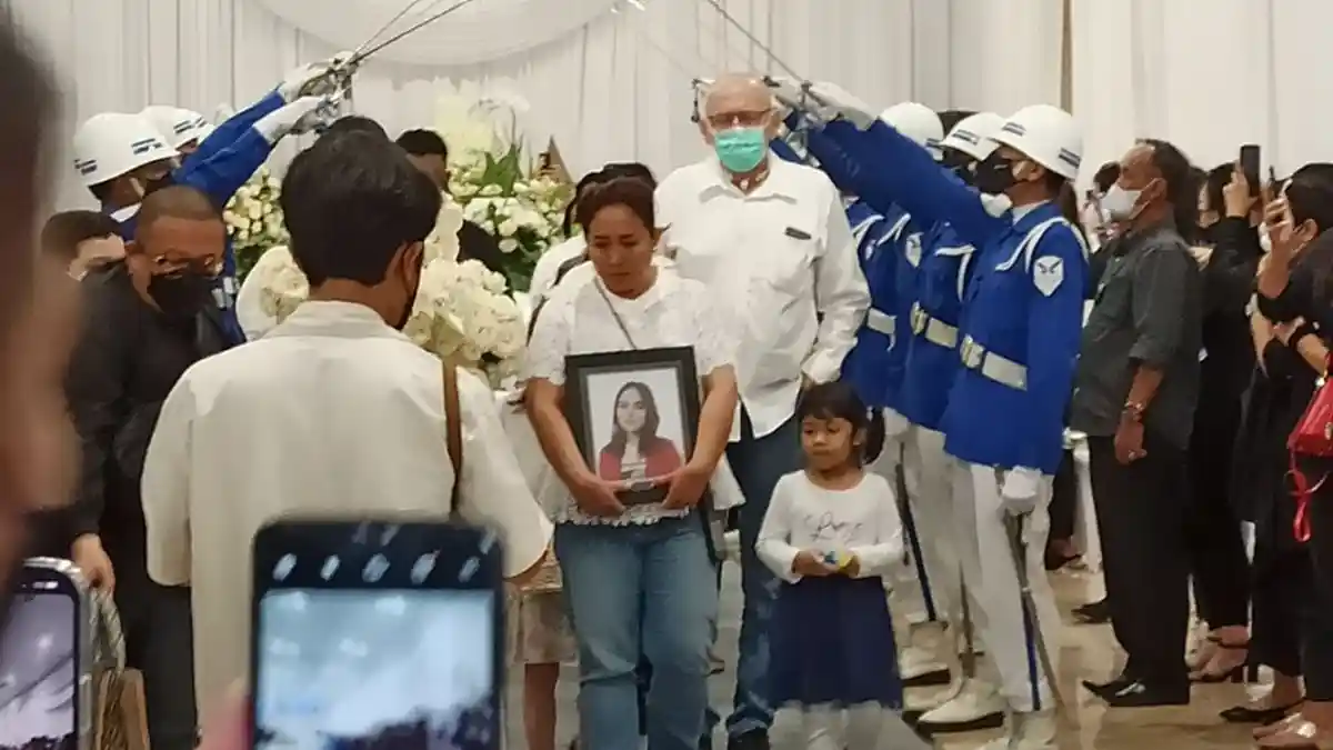 2 Adik Laura Anna Kebingungan Sang Kakak Tak Kunjung Bangun, Tangis Pecah Saat Ada Pertanyaan Ini