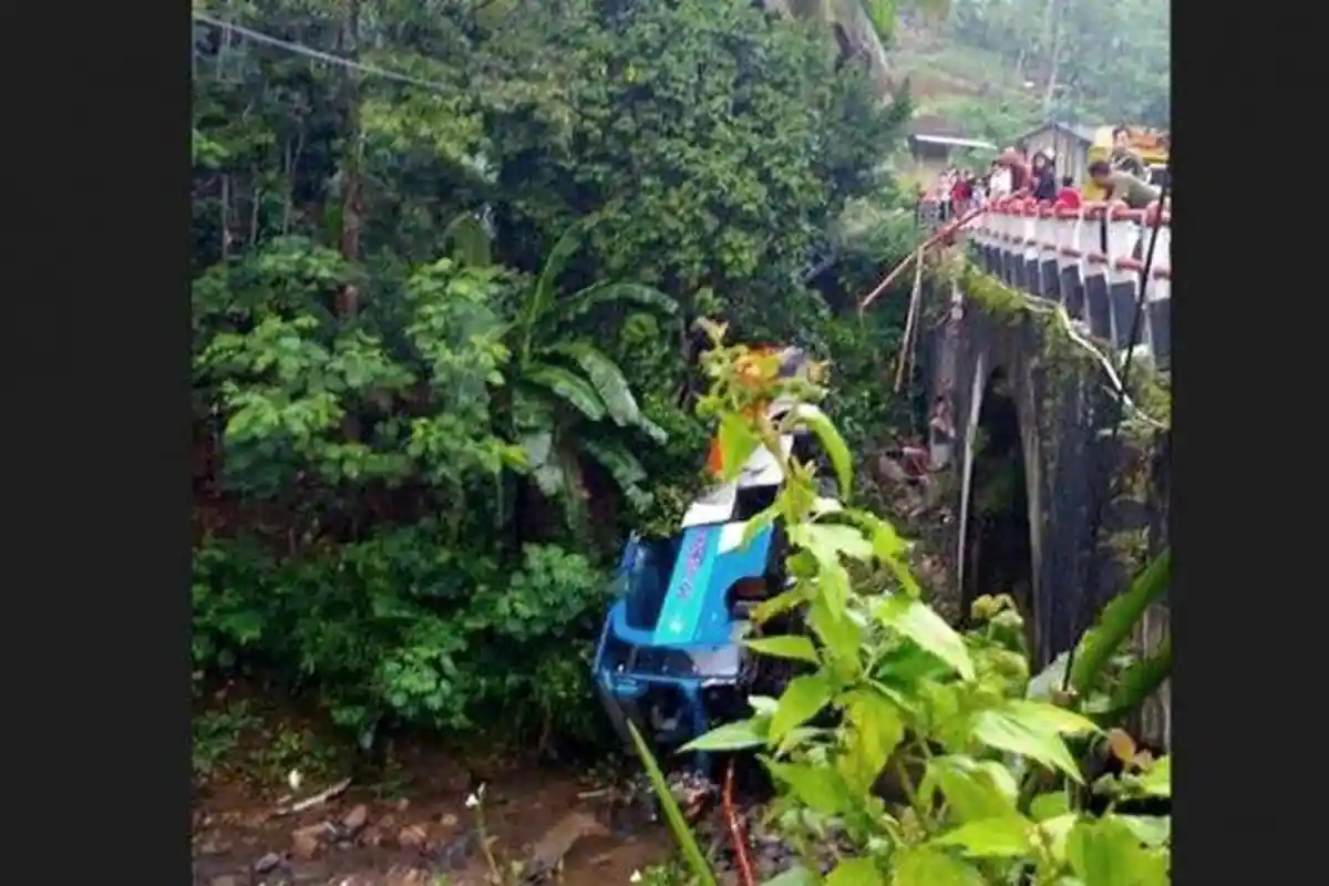 Penumpang Menjerit Bus Masuk Jurang, Warga Takut Menolong karena Mobil dari Zona Merah Corona