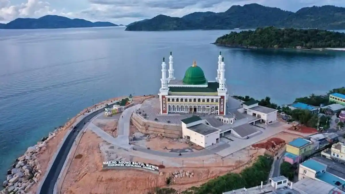 Penampakan Masjid Agung Baitul Makmur Anambas Yang Suguhkan Kubah dan ...