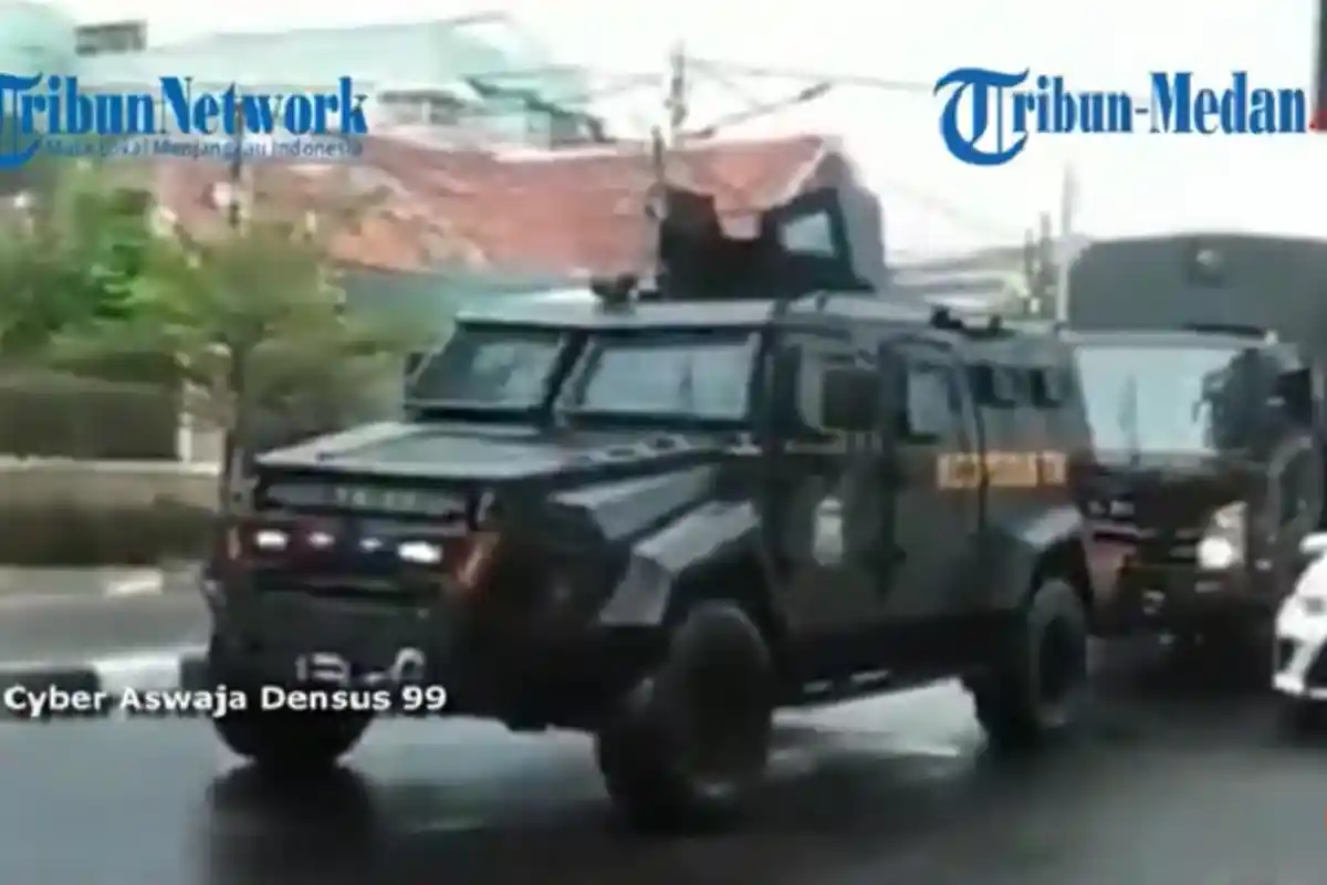Video Detik-detik Kendaraan Taktis Koopssus TNI Berhenti di Depan Markas FPI Habib Rizieq Shihab