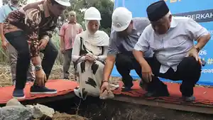 Sanusi-meletakkan-batu-pertama-pembangunan-SPPG-Desa-Talangsuko.jpg