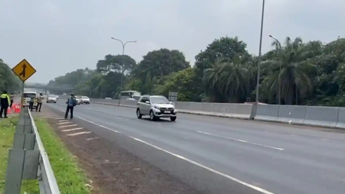 Mengurai Kemacetan Arus Kendaraan Pemudik di Tol  Cipali, One Way Diberlakukan 2 Jam Sebelum Jadwal