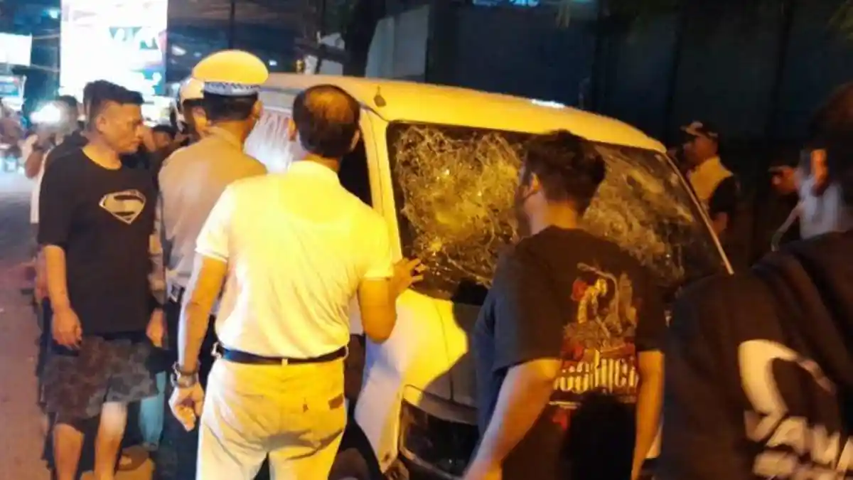 Kaca Minibus Putih Pecah Dilempari Warga Setelah Melakukan Tabrak Lari di Cimahi, Sopir Diamankan