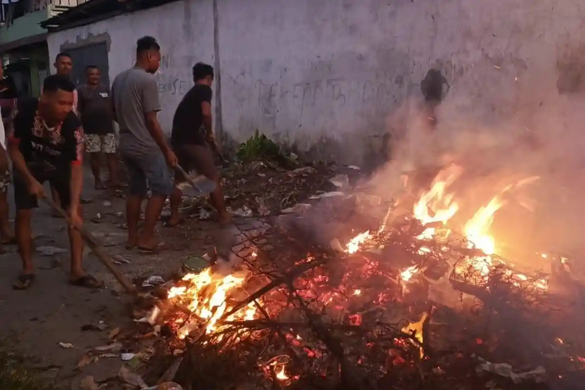 Tak Kunjung Diangkut, Warga Namlea Bakar Sampah yang Menggunung di Tengah Jalan