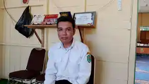 20241104-Suranto-seorang-guru-mata-pelajaran-Geografi.jpg
