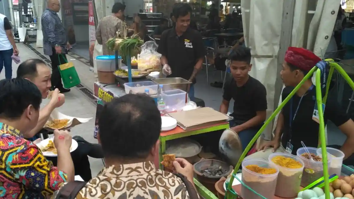Eits, Kerak Telor dan Toge Goreng Juga Jadi 'Kuliner Resmi' di GIIAS Lho!