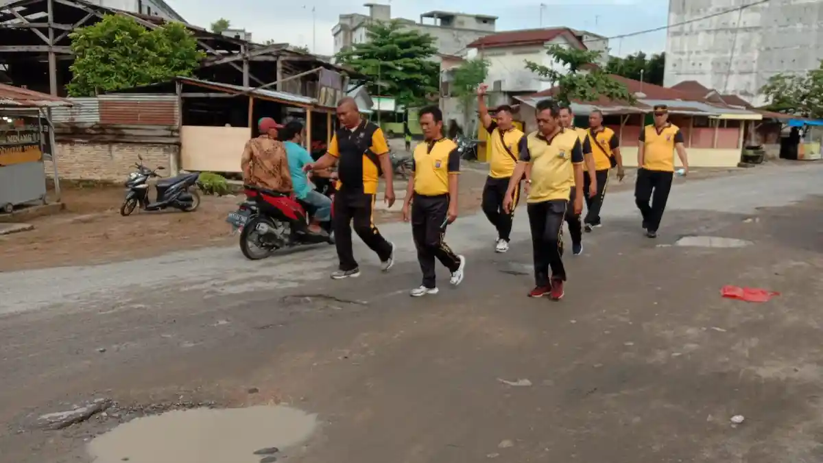 Rawat Kebugaran Agar Prima Dalam Tugas, Kapolsek Perdagangan Olahraga Bersama dengan Anggota