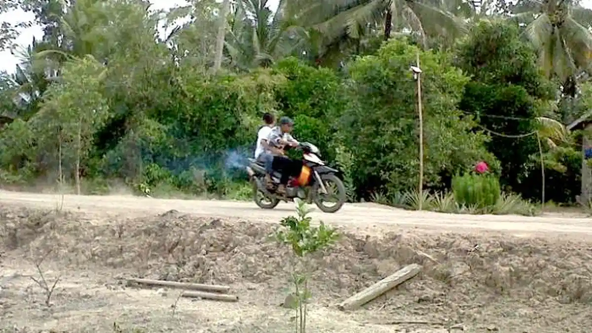 Jalan Berdebu Tidak Halangi Niat Warga Berlebaran