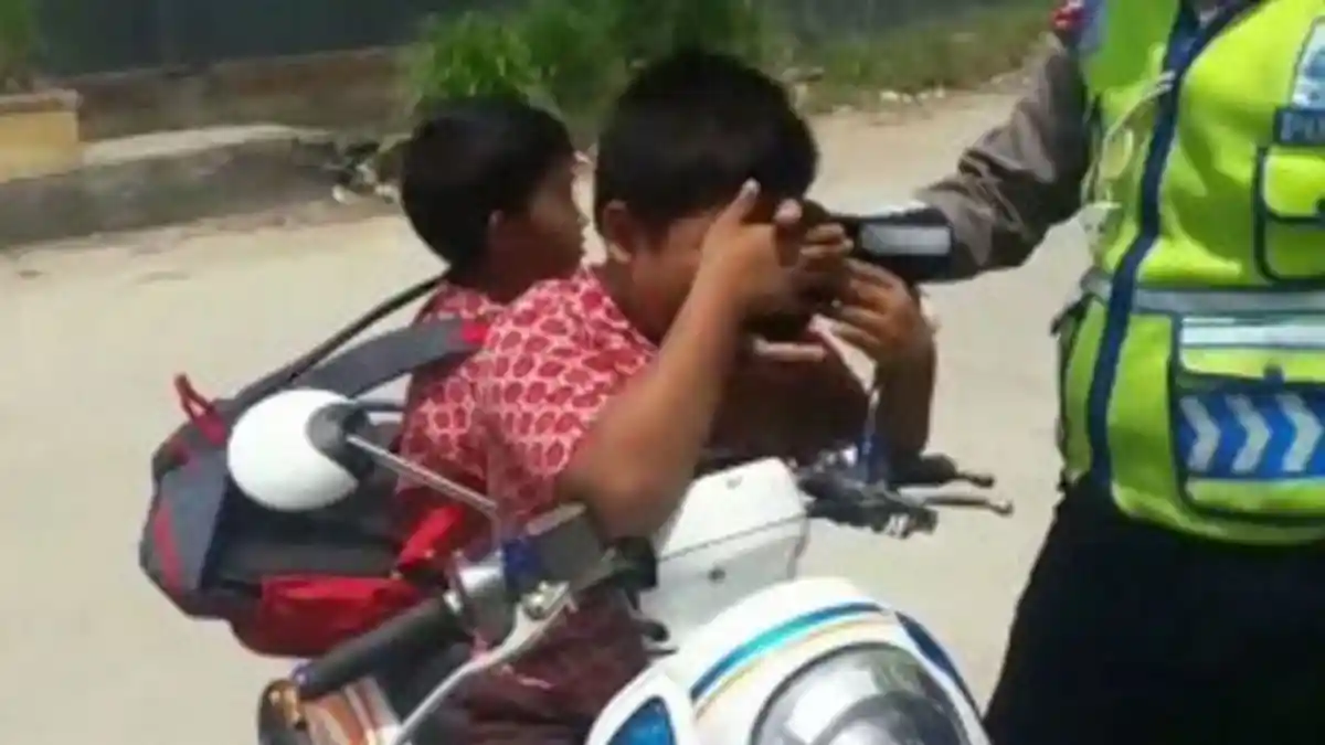 Viral! Bocah Ini Cium Tangan Polisi hingga Menangis saat Dtilang
