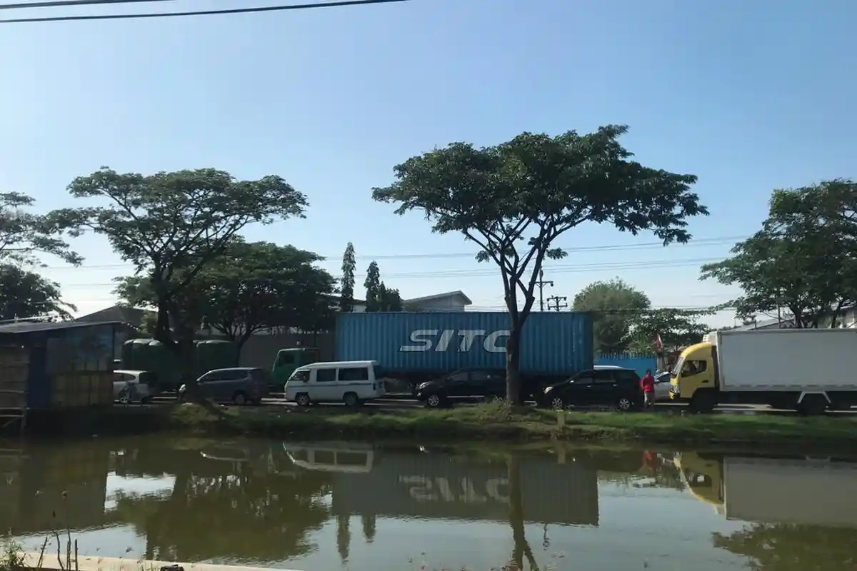 Truk Tronton Mengalami Patah As Roda, Memperparah Kemacetan di Jembatan Wonokerto