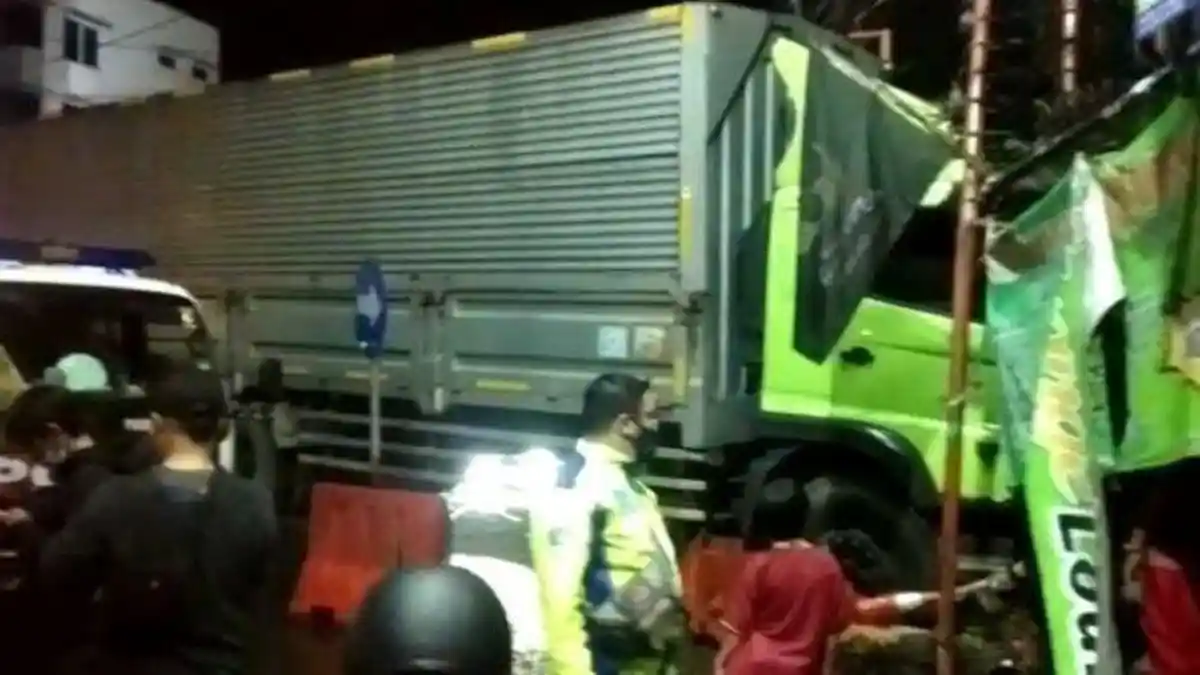 Kecelakaan Maut Truk Kontainer Tabrak Warung di Sukabumi, Sopir Tewas