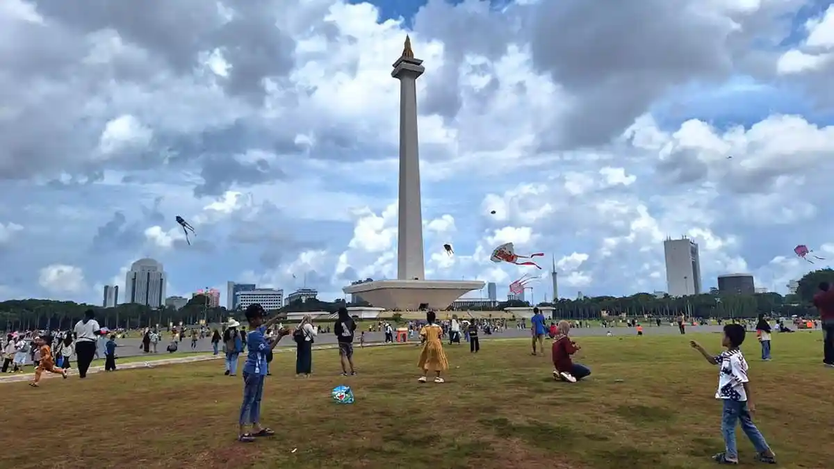 Semarak Liburan Awal Tahun 2026, Asyiknya Bercanda sambil Main Layangan di Monas 