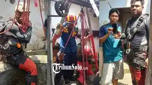 damkar-evakuasi-hp-jatuh-ke-sumur.jpg