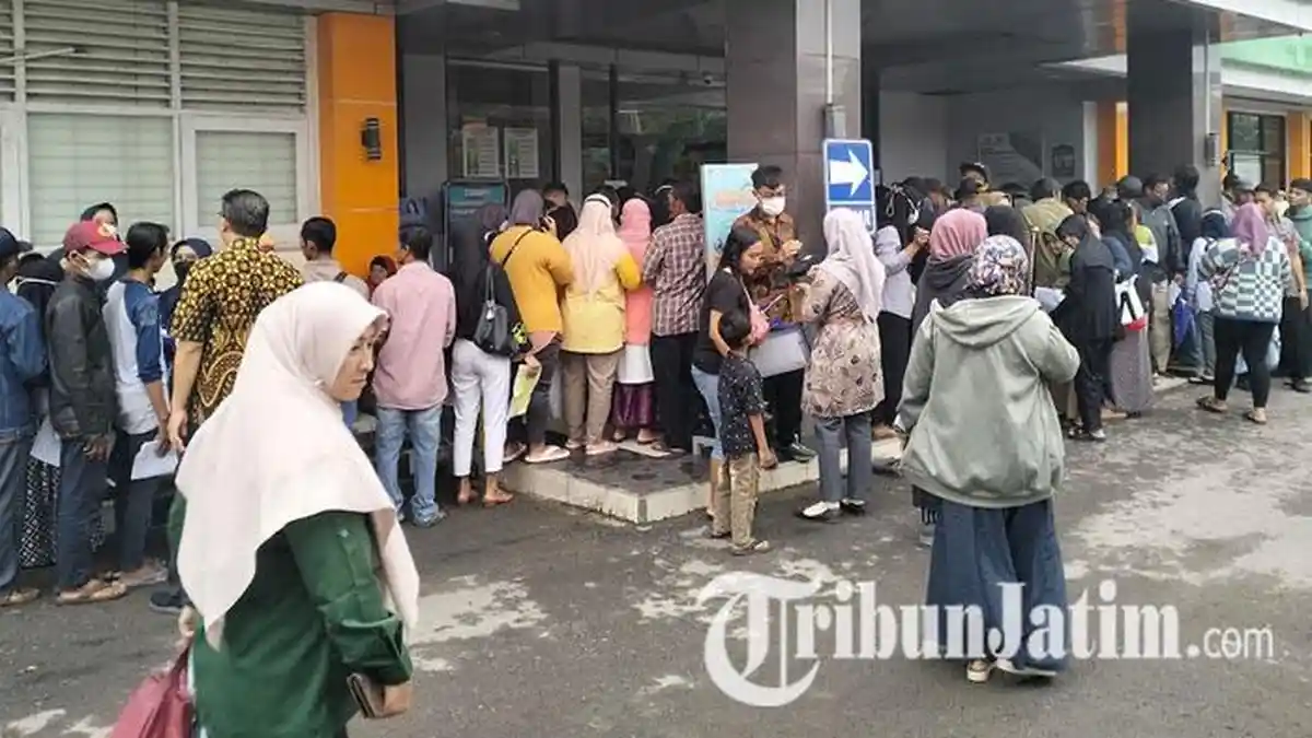 Antrean Layanan di RSUD Kediri Mengular Usai Libur Panjang, Halaman Depan Ramai Pasien Berjubel