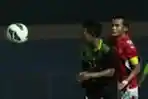 M Rifqi Berebut Bola Dengan Afrizal Abas di Laga IPL