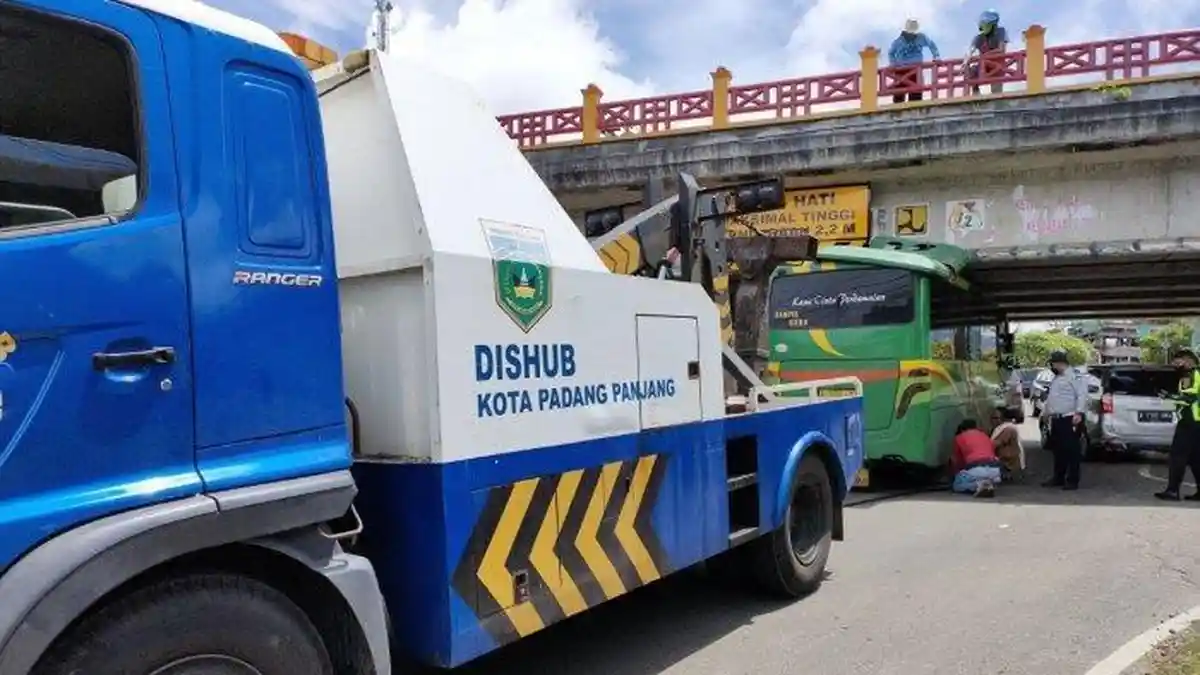 Bus Tersangkut Fly Over di Padang Panjang, Berawal Sopir Ikuti Google Maps, 17 Orang Luka-Luka