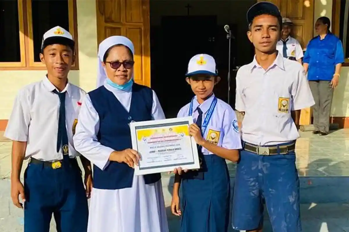 SMPK Sint. Gabriel Larantuka Apresiasi Tiga Pelajar Berprestasi