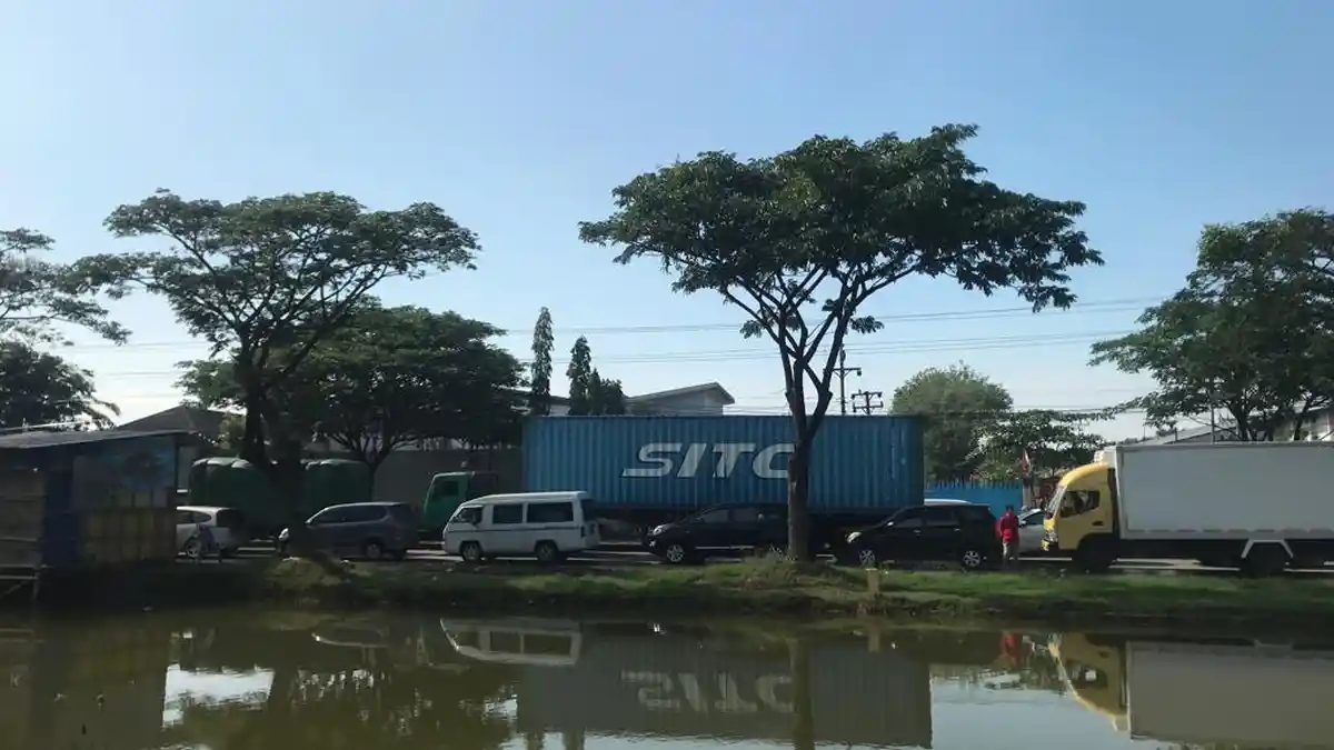 Truk Tronton Mengalami Patah As Roda, Memperparah Kemacetan di Jembatan Wonokerto