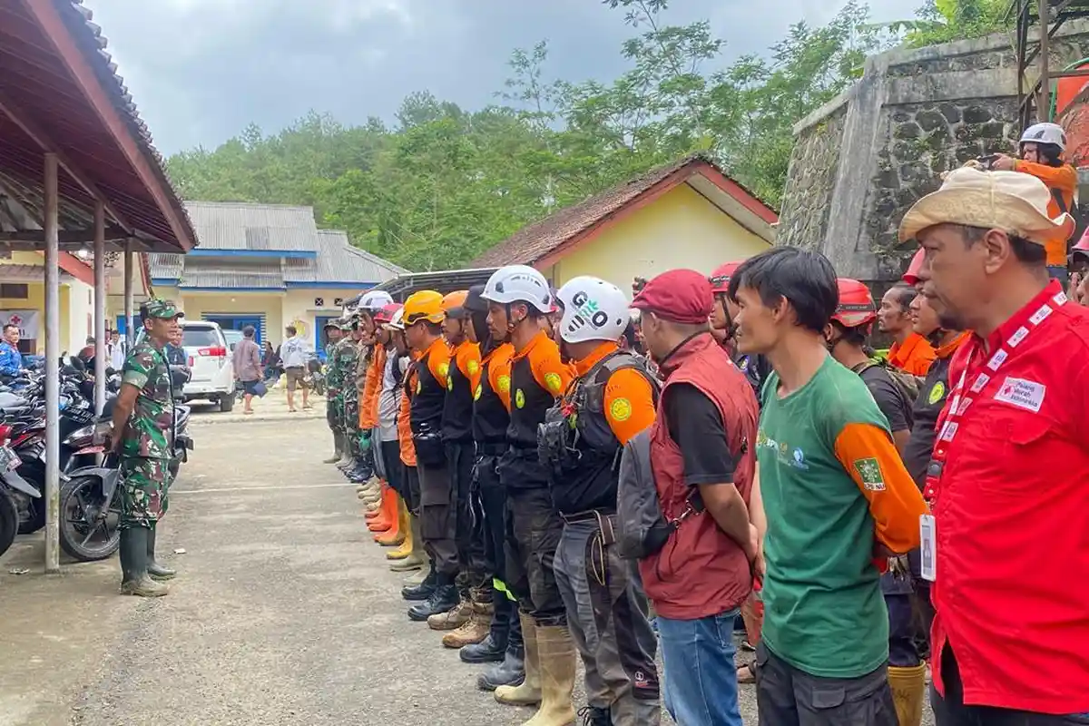 Pencarian 26 Warga Situkung Banjarnegara yang Hilang Terus Dilakukan Meski Alat Berat Tak Bisa Masuk