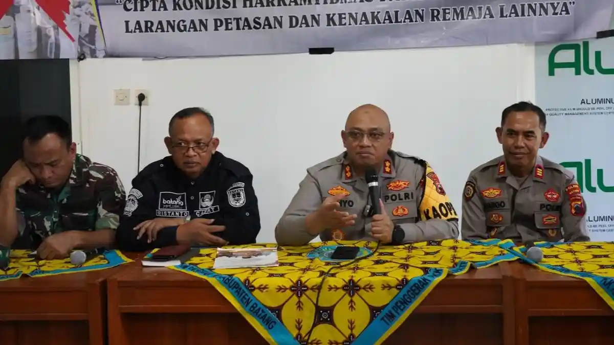 Polres Batang Larang Bunyikan Petasan dan Balon Udara saat Takbir Keliling
