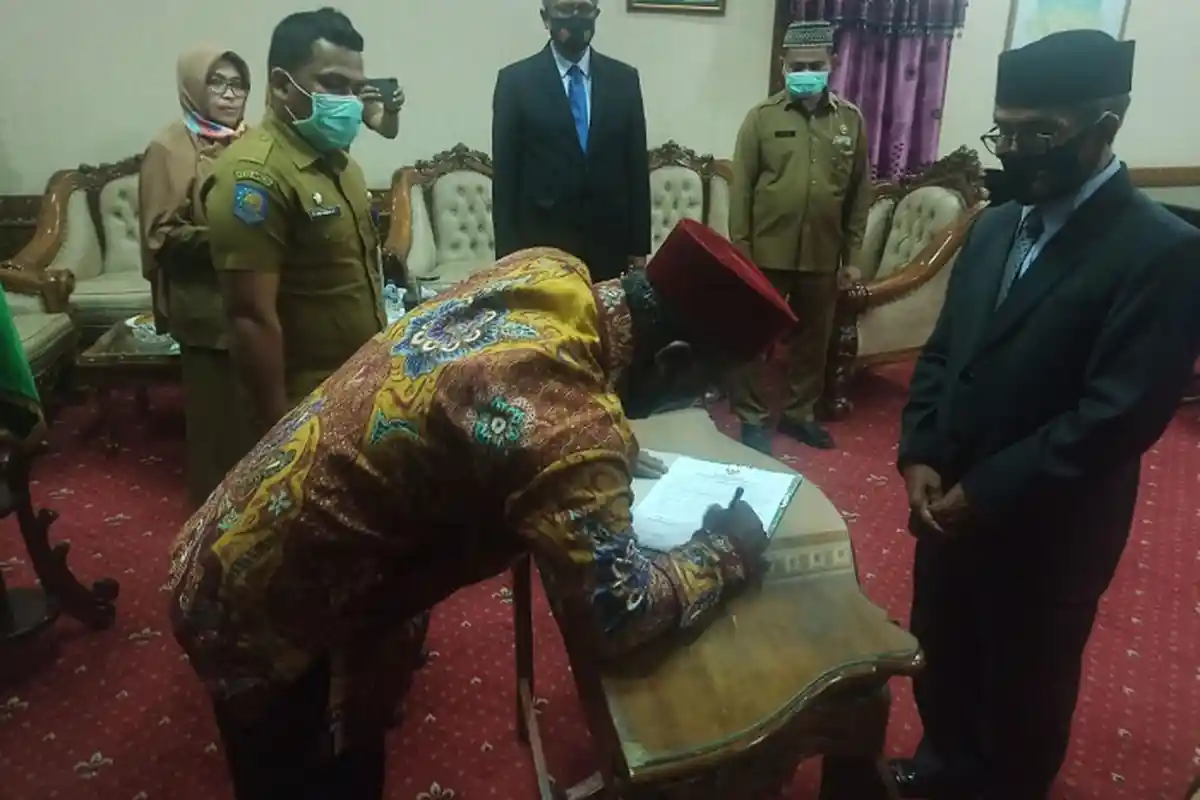 Abusyik Mutasikan Kepala DPMPTSP Pidie, Ini Jabatannya Sekarang