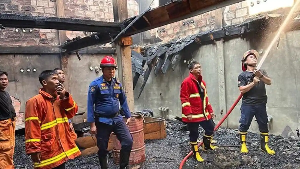 Tiga Jam Berjibaku, Damkar Muba Berhasil Padamkan Kebakaran Rumah di Babat Toman