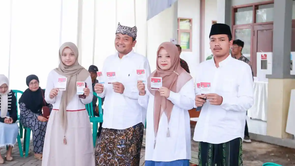 Pakai Udheng, Calon Bupati Banyuwangi Gus Makki Datang ke TPS