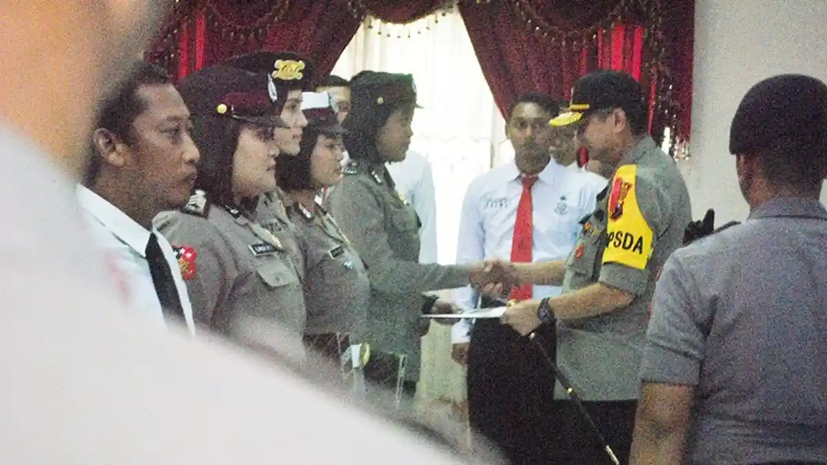 Kapolda Jateng Beri Penghargaan Polwan dari Polresta yang Terluka saat Amankan Demo di DPRD Solo
