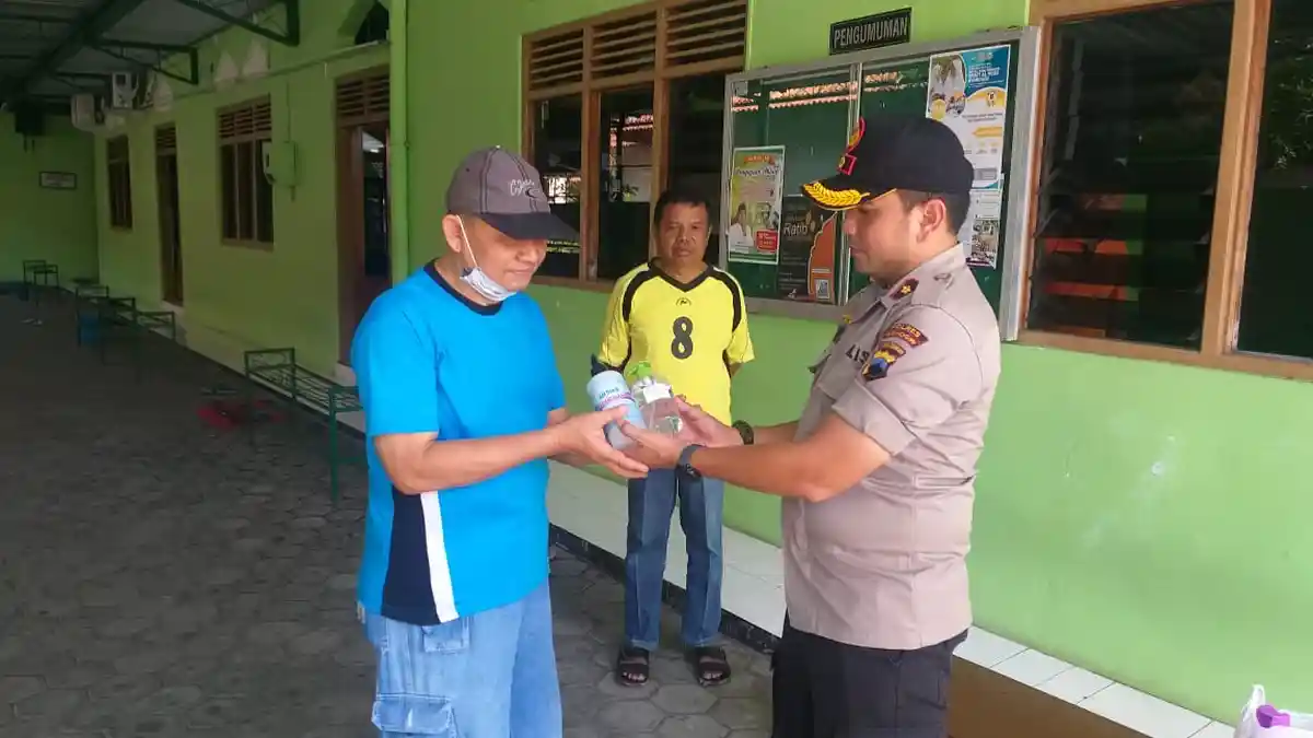 Cegah Corona : Wakapolres Wonogiri Gelar Apel SIaga dan Bagikan Hand Sanitizer