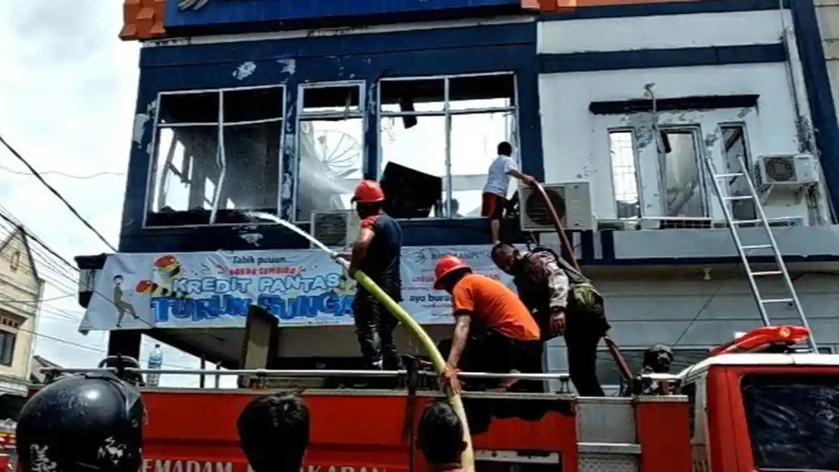 BREAKING NEWS Bank Lampung Kota Agung Terbakar, Pedagang Buah: Kaca-kaca Pecah lalu Keluar Api