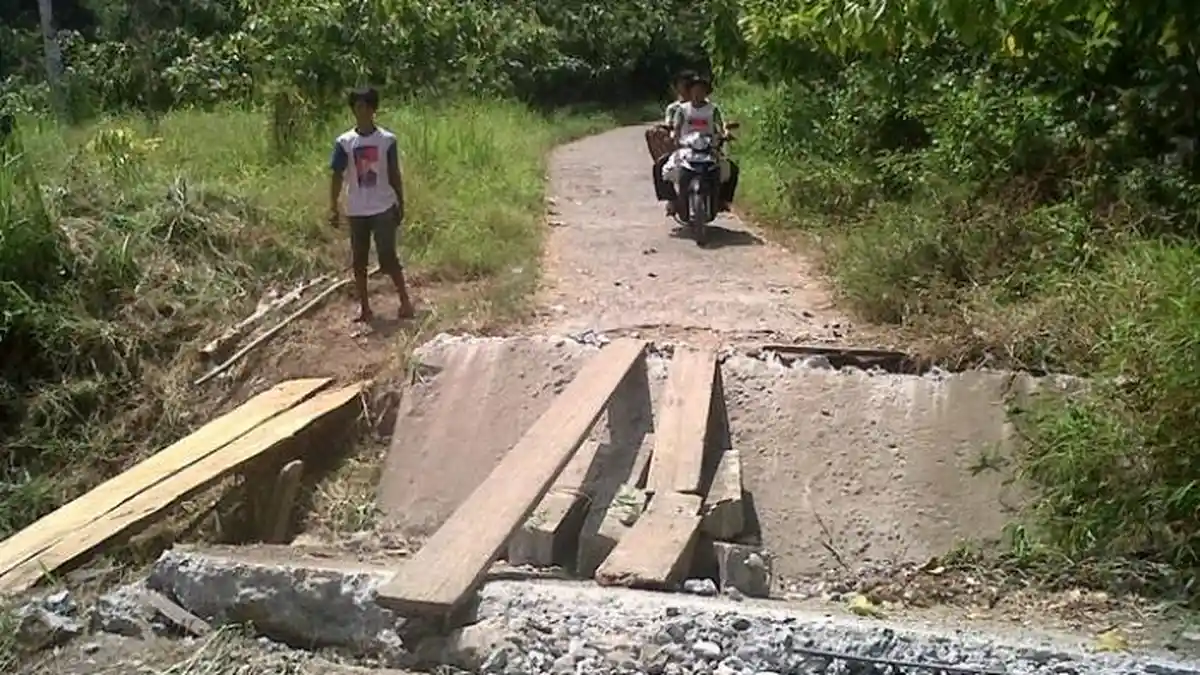 Jembatan Ambruk, Warga Tiga Desa di Lahat Sulit Angkut Hasil Pertanian